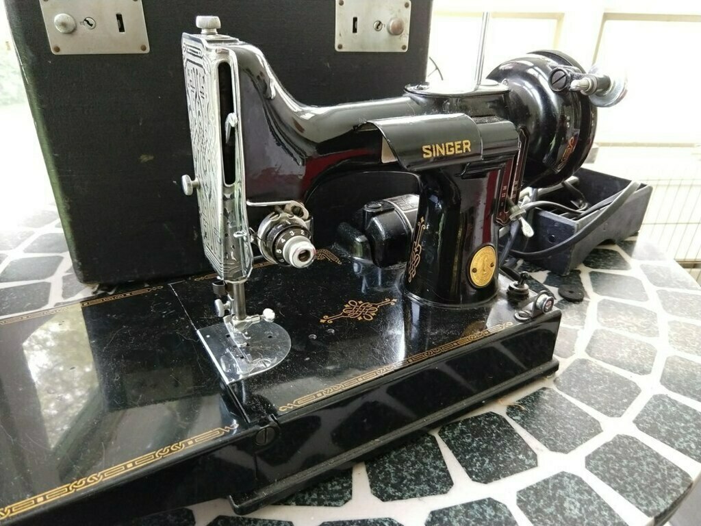  1947 Singer Featherweight Model 221 Sewing Machine
