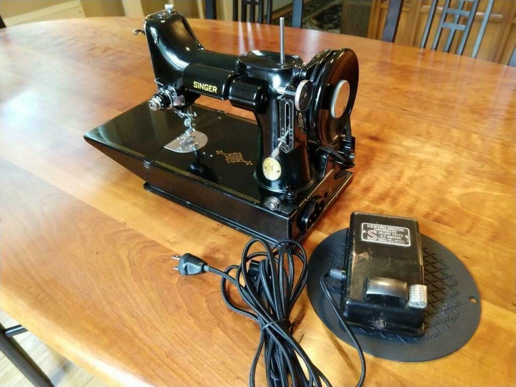  1947 Singer Featherweight Model 221 Sewing Machine