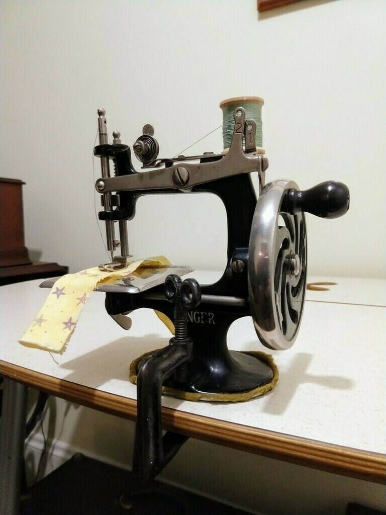  1926-1950 Singer Model 20 Toy Chain Stitcher Sewing Machine