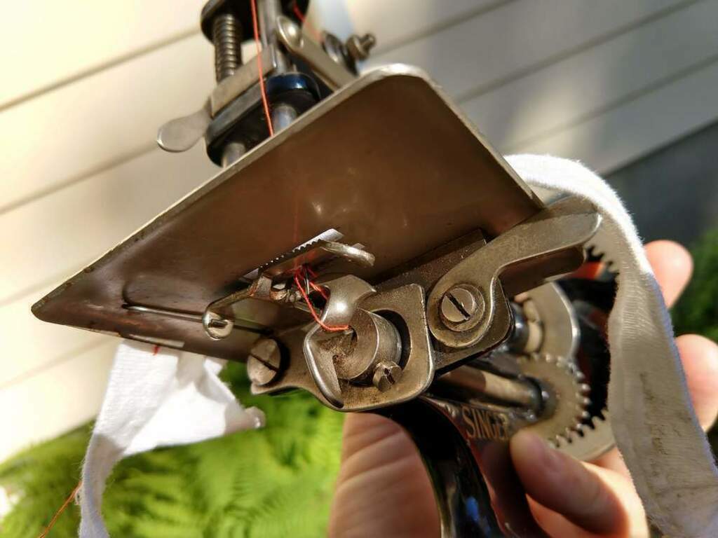  1926-1950 Singer Model 20 Toy Chain Stitcher Sewing Machine