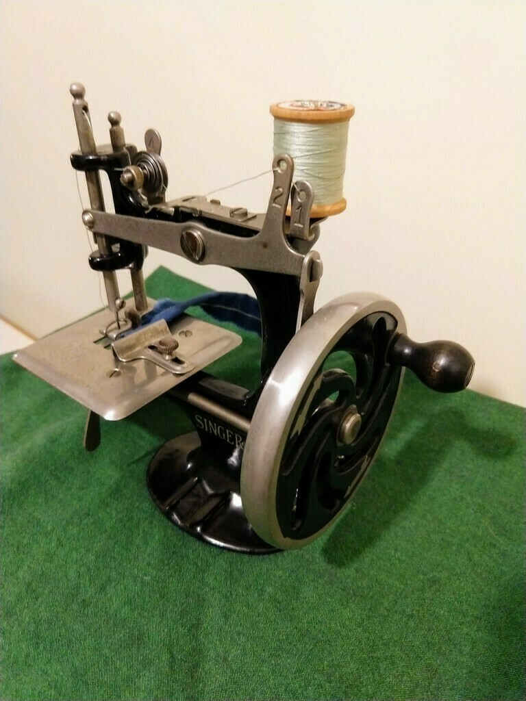  1926-1950 Singer Model 20 Toy Chain Stitcher (no.2) Sewing Machine