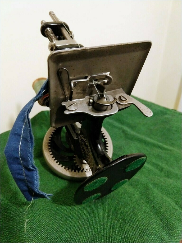  1926-1950 Singer Model 20 Toy Chain Stitcher (no.2) Sewing Machine