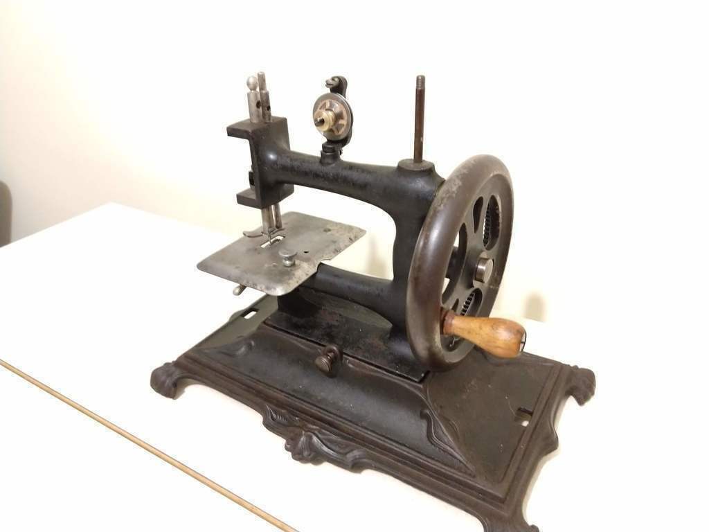  1920-1940 Müller Model 12C Toy Chain Stitch Sewing Machine