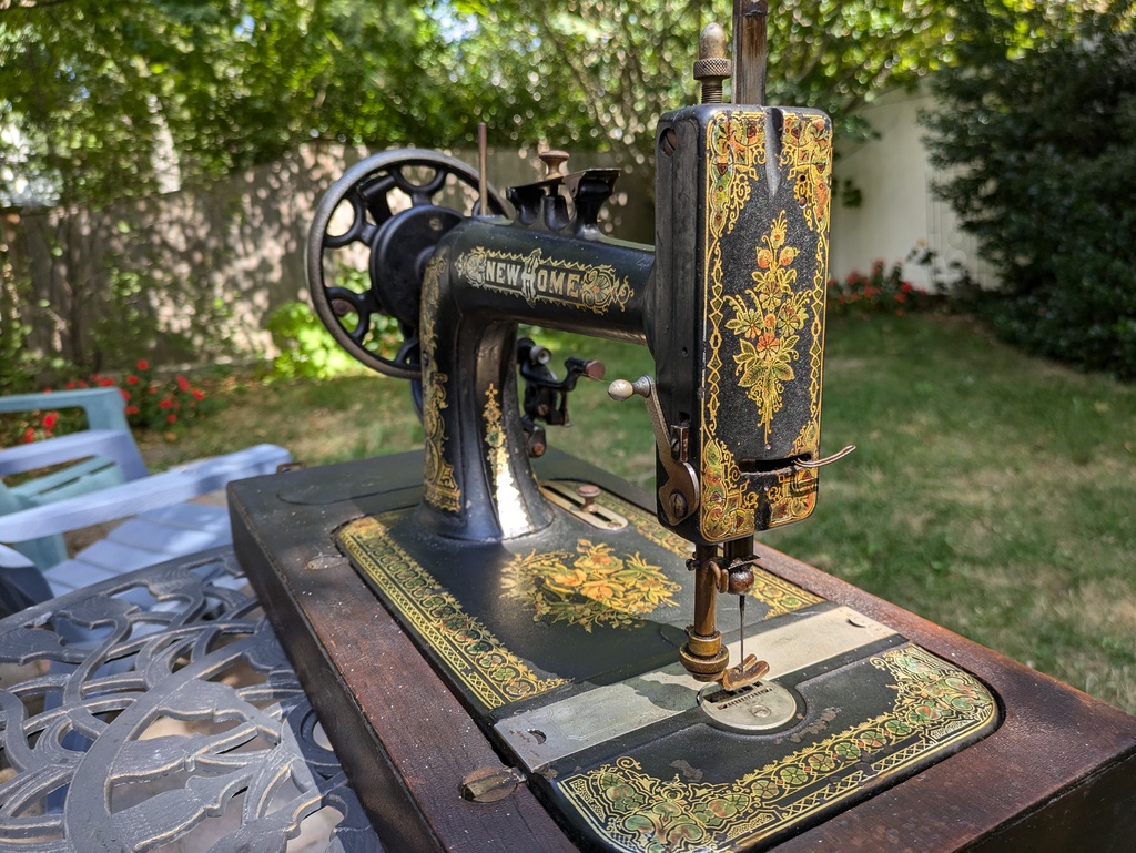  1914 New Home hand crank with floral decals Sewing Machine