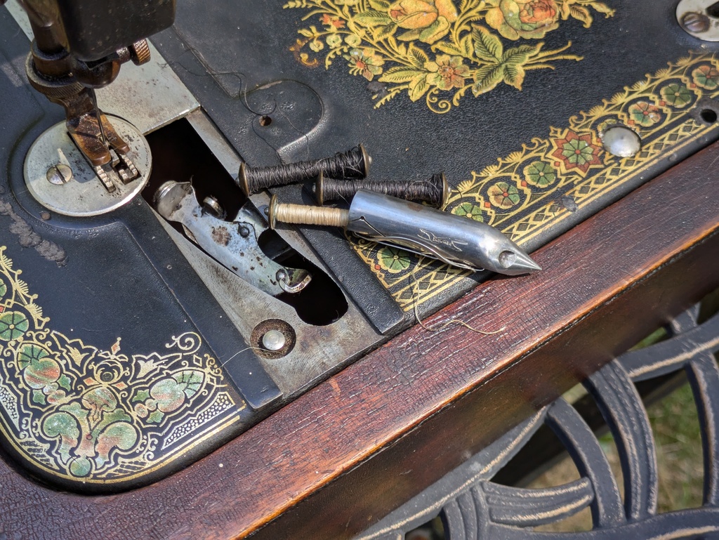  1914 New Home hand crank with floral decals Sewing Machine