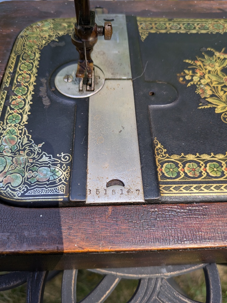  1914 New Home hand crank with floral decals Sewing Machine