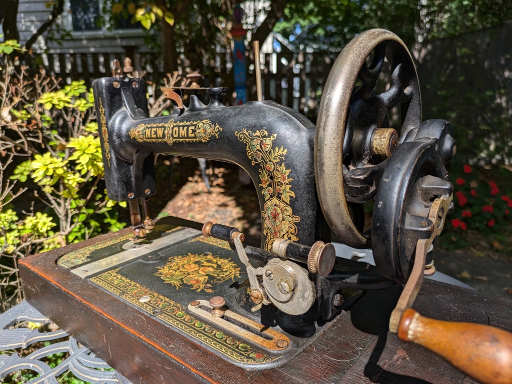  1914 New Home hand crank with floral decals Sewing Machine